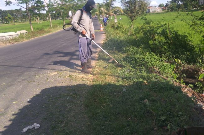 Pembersihan Ruas Jalan Bayat-Wedi Saat Pandemi