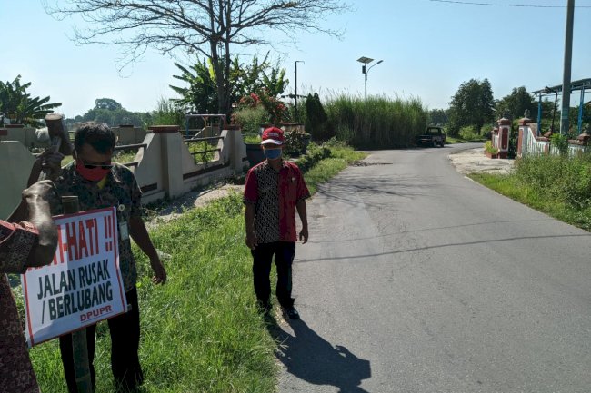 Pemasangan Rambu Peringatan Jalan Rusak