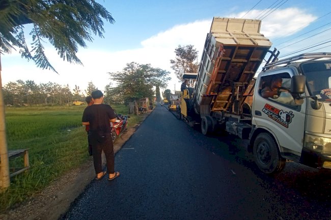 Pekerjaan Lapis ACWC Ruas Jalan Jaten-Jelobo