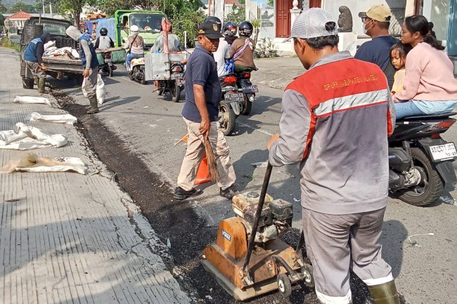 UPT DPUPR Wilayah V Jogonalan melakukan penanganan jalan berlubang di Kecamatan Prambanan