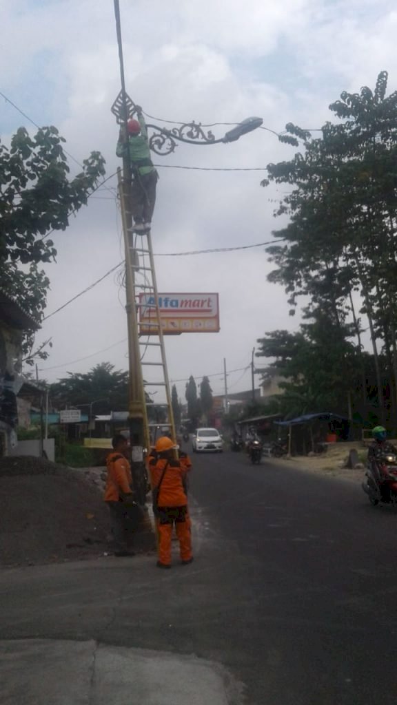 Penggantian Bohlam Lampu PJU di Wilayah Kabupaten Klaten