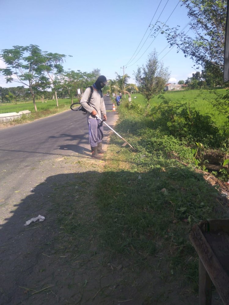 Pembersihan Ruas Jalan Bayat-Wedi Saat Pandemi