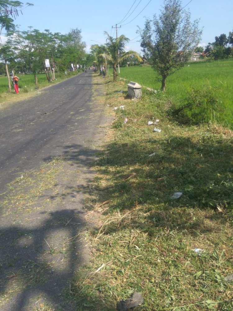 Pembersihan Ruas Jalan Bayat-Wedi Saat Pandemi