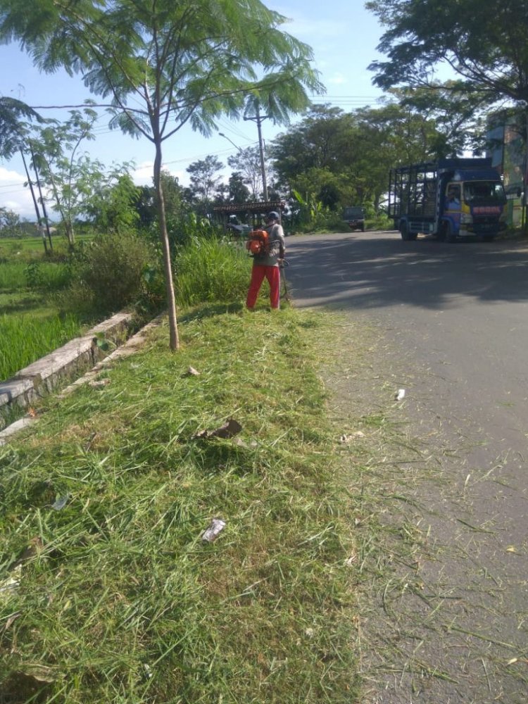 Pembersihan Ruas Jalan Bayat-Wedi Saat Pandemi