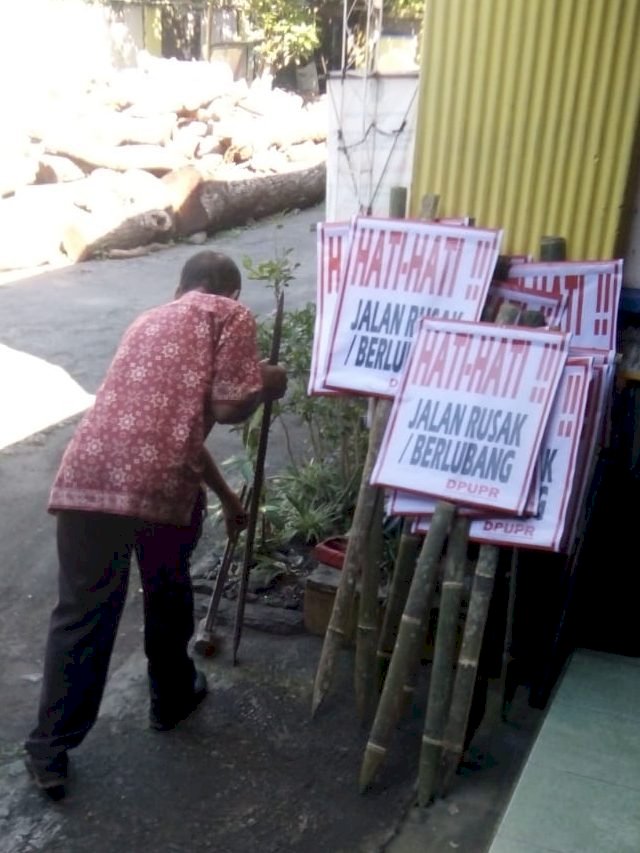 Pemasangan Rambu Peringatan Jalan Rusak