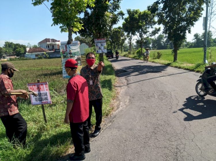 Pemasangan Rambu Peringatan Jalan Rusak