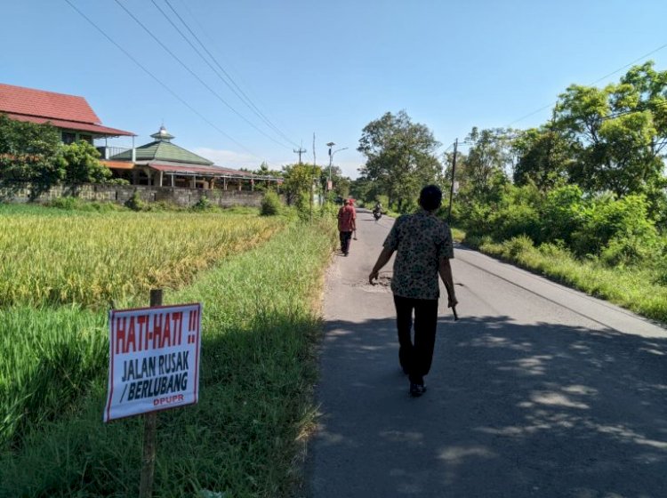 Pemasangan Rambu Peringatan Jalan Rusak