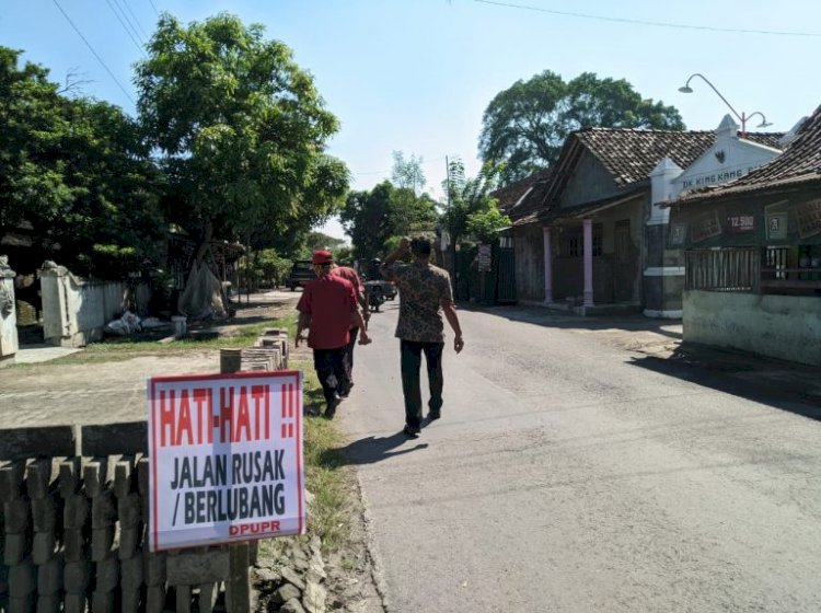 Pemasangan Rambu Peringatan Jalan Rusak