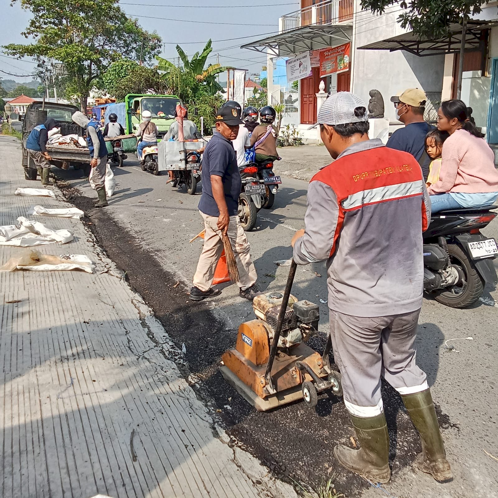 UPT DPUPR Wilayah V Jogonalan melakukan penanganan jalan berlubang di Kecamatan Prambanan