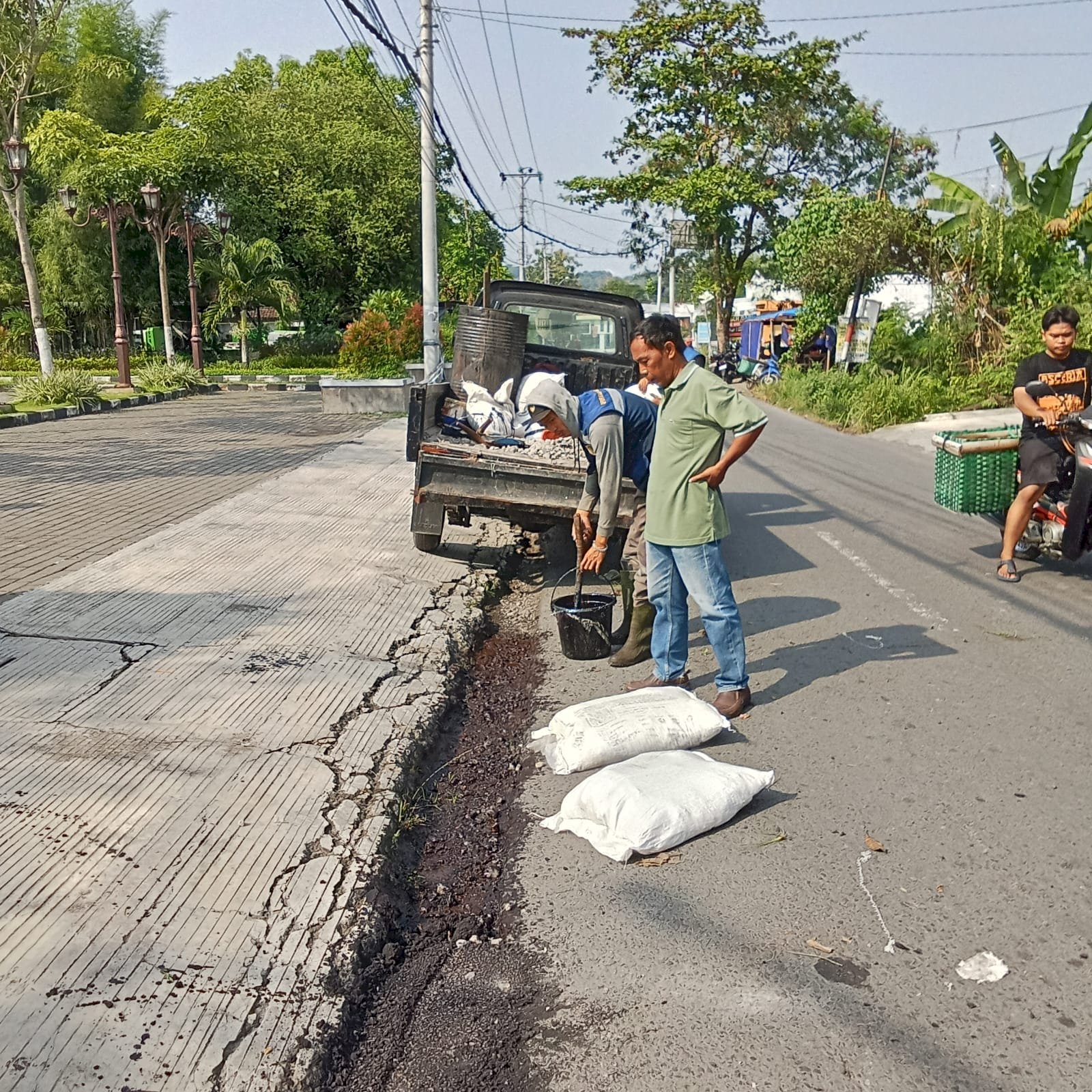 UPT DPUPR Wilayah V Jogonalan melakukan penanganan jalan berlubang di Kecamatan Prambanan