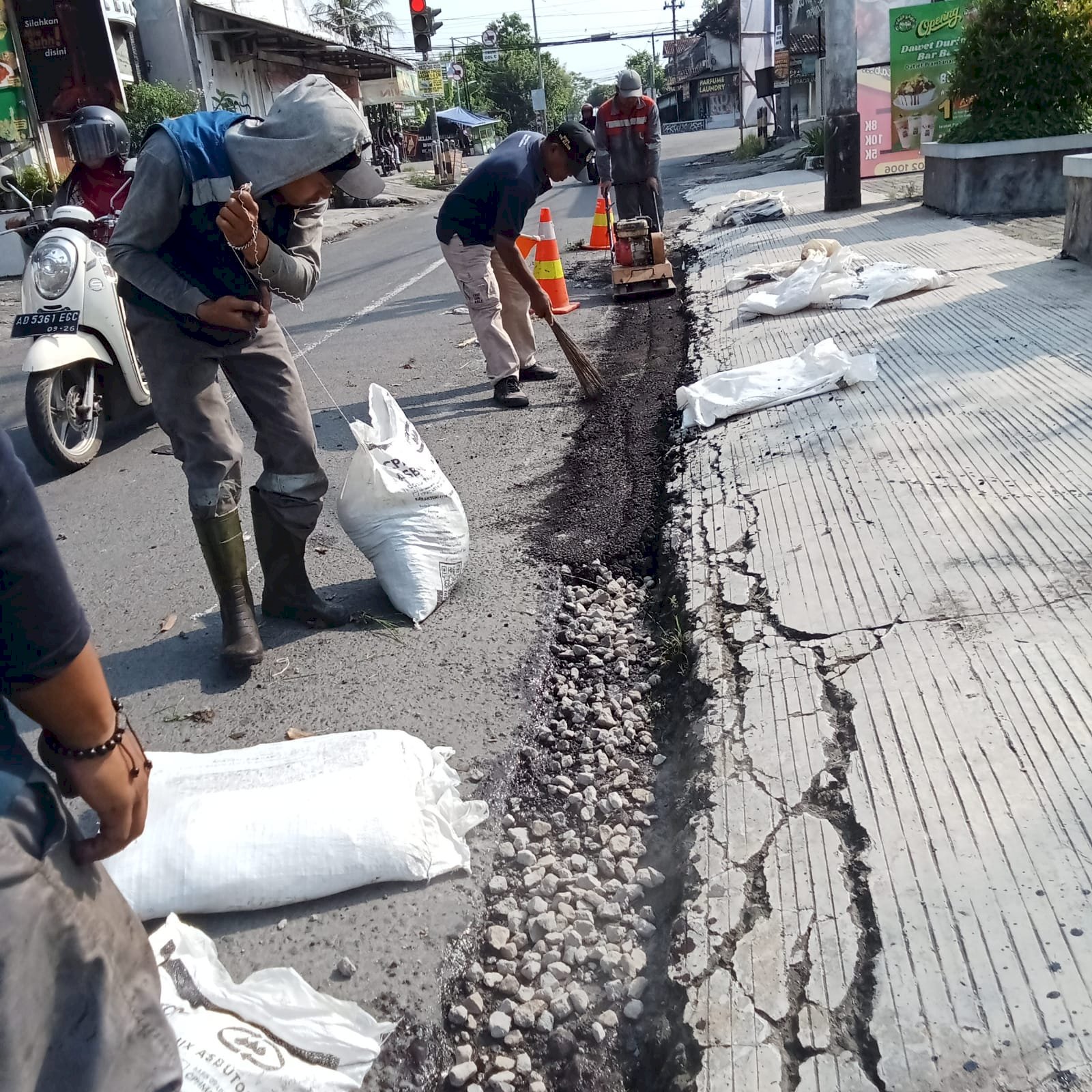 UPT DPUPR Wilayah V Jogonalan melakukan penanganan jalan berlubang di Kecamatan Prambanan