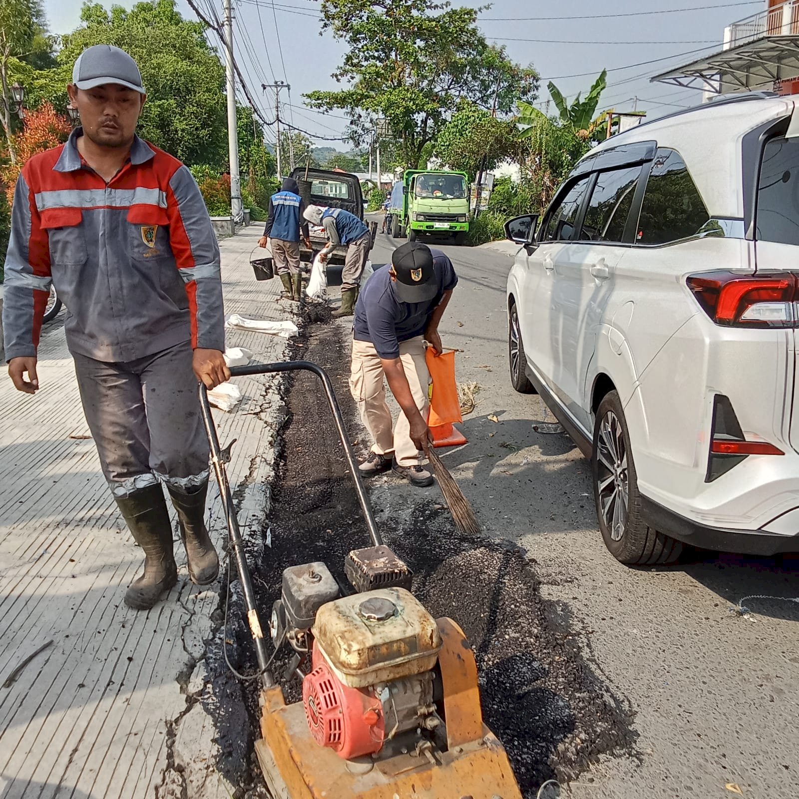 UPT DPUPR Wilayah V Jogonalan melakukan penanganan jalan berlubang di Kecamatan Prambanan