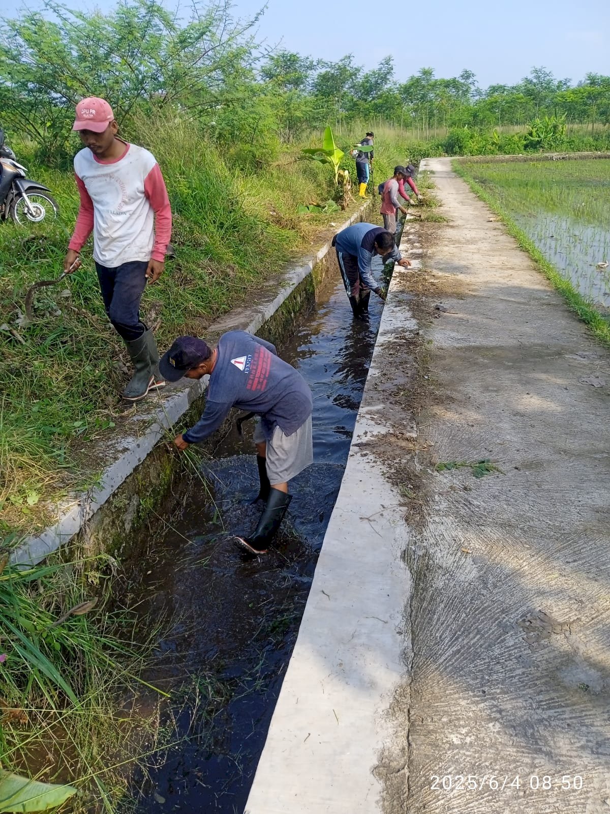 Perbersihan Saluran Irigasi DI Dedesan